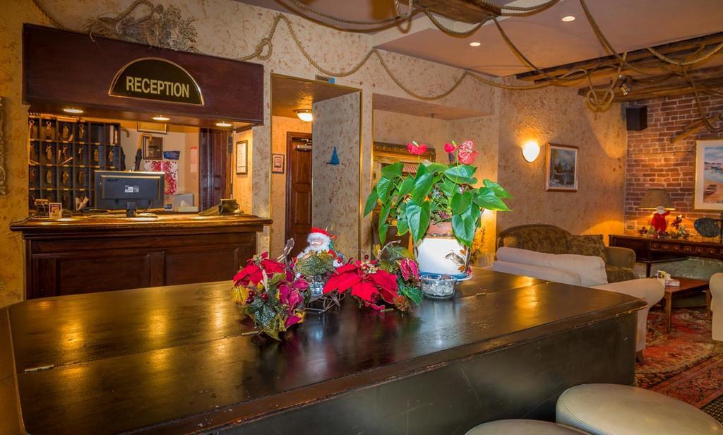 Hotel Champ De Mars Montréal